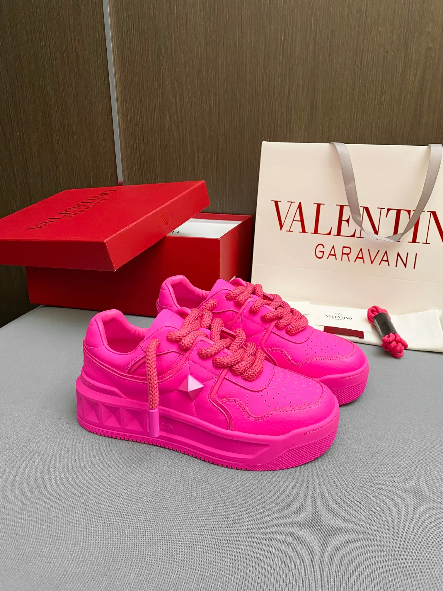 👟👟Ex-factory price👟👟Ex-factory price 640👟👟 Women's shoes, women's clothing 🔺Valentino🔺Valentino New casual shoes 2023 latest model Popular style for catwalk couples Thick shoelaces, the same style as Elsa Hosk, Zhang Yixing, Guan Xiaotong and many other stars 🔥 Top version + sleeve lasting technology, the upper is fully oiled. Fabric: Customized cowhide + cowhide lining with breathable mesh. Outsole: Original molded T👟👟Ex-factory price U thickened outsole. Size for women is 35-40. Men’s is 39-45.